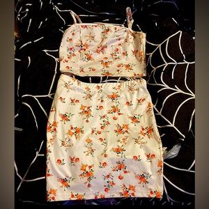 SHEIN
TOP/SKIRT sizes : EXTRA SMALL & 160/62B
Material:delicate , lightweight